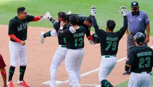 Jugadores mexicanos celebran victoria vs Venezuela