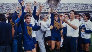 Luis García celebrando título de la 90-91 con Pumas