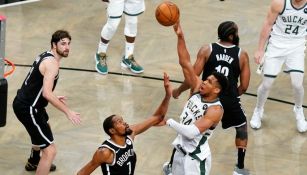 Giannis Antetokounmpo durante un partido con los Bucks