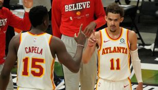 Trae Young celebra con Capela