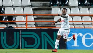 Fabián Castillo durante un partido con Xolos