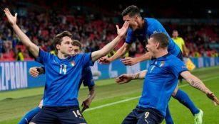 Jugadores de Italia festejando el gol de Chiesa