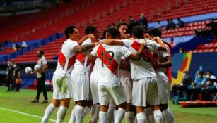 Jugadores peruanos celebran gol vs Venezuela