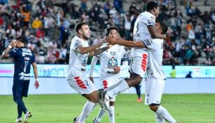 Jugadores del Pachuca festejando un gol a favor