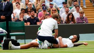 Brindan atención médica a Nick Kyrgios durante el juego 