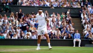 Roger Feder celebra durante partido en Wimbledon