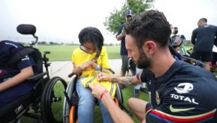 Miguel Layún en convivencia con los niños del CRIT de San Antonio