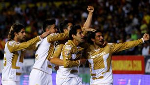 Martín Bravo festeja un gol junto a Velarde y otros jugadores de Pumas