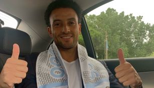 Felipe Anderson posa con una bufanda de la Lazio 