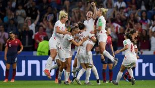 Selección de Inglaterra Femenil celebra