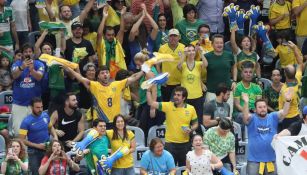 Afición apoya a la selección de Brasil en juego de voleibol