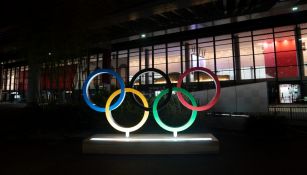 Aros Olímpicos iluminados en el aeropuerto de Tokio