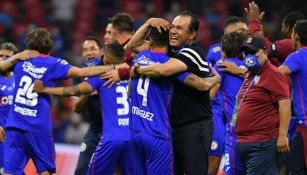 Juan Reynoso abraza a sus jugadores tras lograr el título de Liga MX