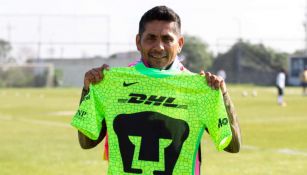 Jorge Campos con playera de Pumas