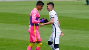 Alfredo Talavera y Johan Vásquez en un duelo de Pumas 