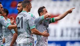 Guido Rodríguez y Andrés guardado celebran con el Real Betis