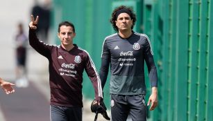 Guardado y Ochoa durante un entrenamiento con el Tri