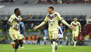 Renato Ibarra y Nico Castillo durante un partido con América