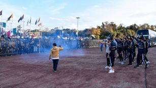 Jugadores de Pumas atendiendo a los aficionados