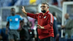 Gerardo Martino durante un partido con México