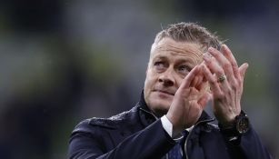 Ole Gunnar Solskjae aplaude a la afición