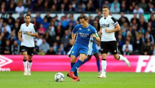 Andrés Guardado en el duelo entre Real Betis y Derby County