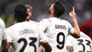 Giroud festeja su primer gol con el Milan