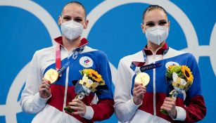 Svetlana Kolesnichenko (izq.) y Svetlana Romashina (der.) con sus medallas de oro