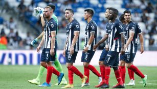 Jugadores de Rayados en dirección al terreno de juego