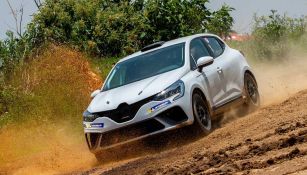 Alejandro Mauro en competencia en un Clío en Rally 5