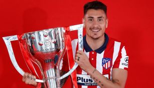 José María Giménez posa con el trofeo de LaLiga en el  Atlético de Madrid