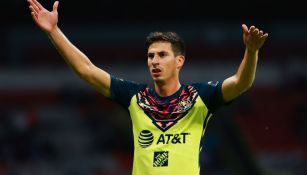 Mauro Lainez durante un duelo con América 