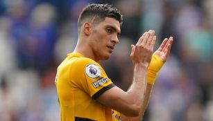 Raúl Jiménez en el duelo entre el Wolverhampton y el Leicester City