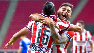 Alexis Vega y Uriel Antuna celebran un gol con Chivas