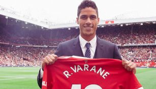 Raphael Varane posa con la camiseta del Manchester United 