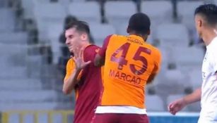 Video: Jugador del Galatasaray expulsado de partido por golpear a un compañero