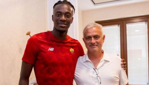 Tammy Abraham posa con Mourinho en su presentación 