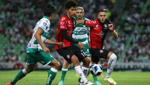 Así se peleó el balón en el Santos vs Atlas 