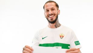 Darío Benedetto posa con la camiseta del Elche 