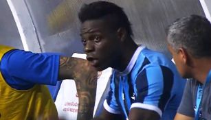 Balotelli muestra su molestia tras ser sustituido  