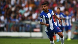 Tecatito Corona durante un partido con el Porto