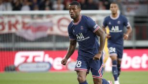 Georginio Wijnaldum durante un duelo con el PSG