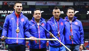 Medallistas olímpicos son homenajeados en el Azteca