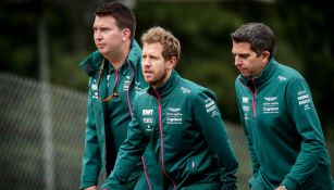 Sebastian Vettel con su equipo previo a competencia