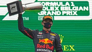 Max Verstappen levanta trofeo de primer lugar en el GP de Bélgica