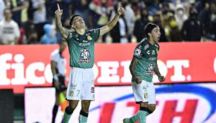 Jugadores de León festejan un gol