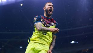 Emanuel Aguilera celebrando un gol con América