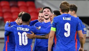 Jugadores ingleses celebran gol vs Hungría