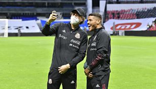 Memo Ochoa y Jonathan dos Santos en el Azteca 