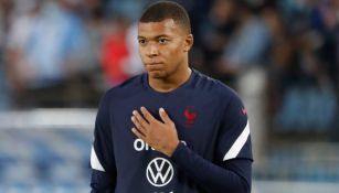 Kylian Mbappé reacciona durante calentamiento con la Selección de Francia